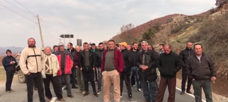 “Mbetën djemtë pa martuar”, banorët e Lubonjës protestojnë: Na mashtruan për rrugën