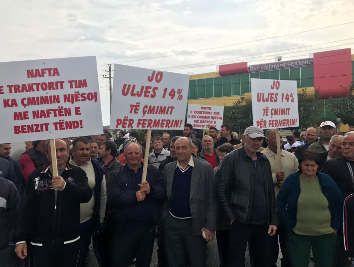 VIDEO/”Mashtrues”, fermerët protesta në Lushnjë: Mos na vini taksa, por na ndihmoni
