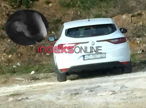 VIDEO/Dy kolegët nuk përmbahen, kapen brenda makinës së shtetit në autostradë