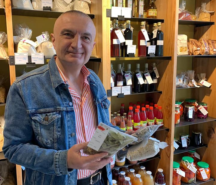 FOTO/Kjo e shtunë e gjen ndryshe presidentin, Meta i interesuar për produktet organike