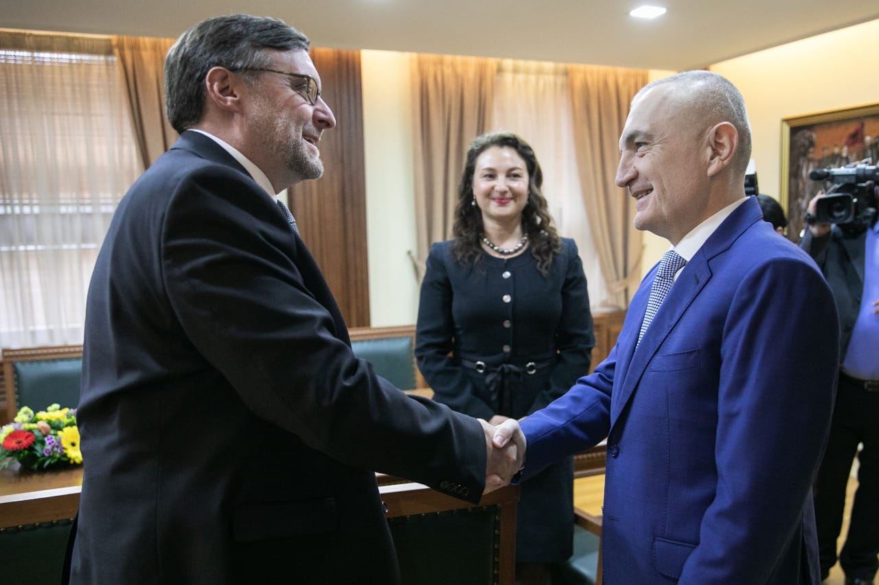 Më shumë se 1 orë në Presidencë, Meta tregon çfarë diskutoi me Palmer-in