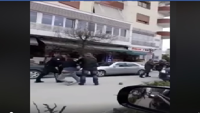 VIDEO/ Denoncimi: “Oficeri, militant i PS, dhunon në mes të Fierit qytetarin e prangosur”