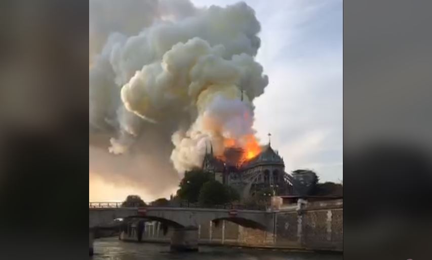 LAJMI I FUNDIT/ Përfshihet nga flakët Katedralja Notre-Dame në Paris