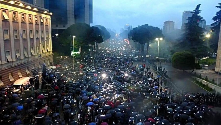 Basha publikon fotot: Ky është fundi i qeverisë-bandë