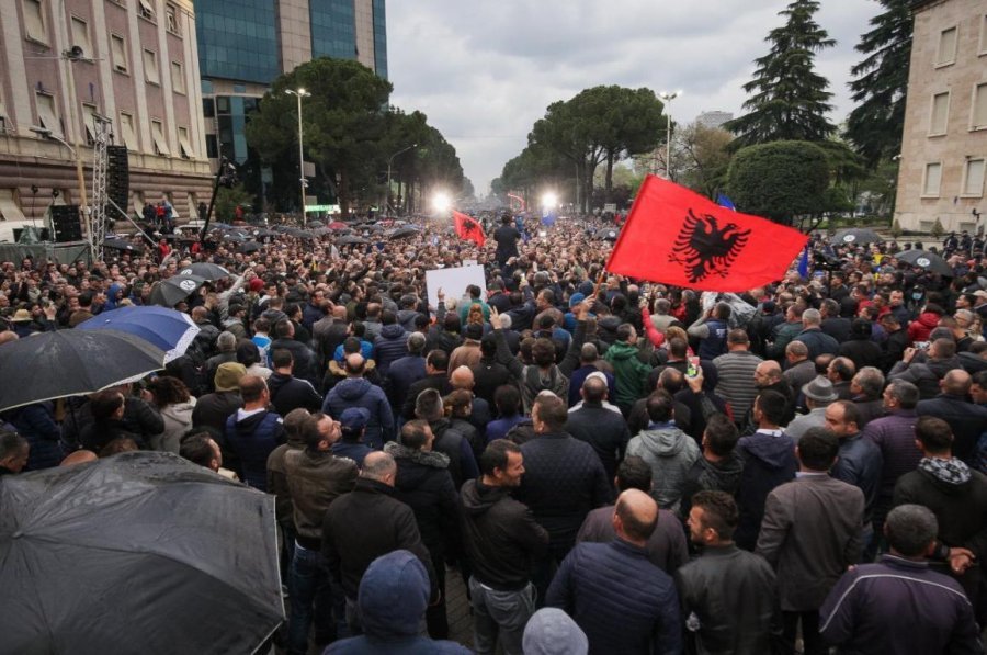 Basha publikon fotot: Ky është fundi i qeverisë-bandë