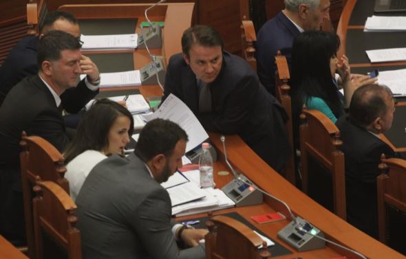 Krijoi partinë e re, plasin debatet mes deputetëve të rinj dhe Rudinës