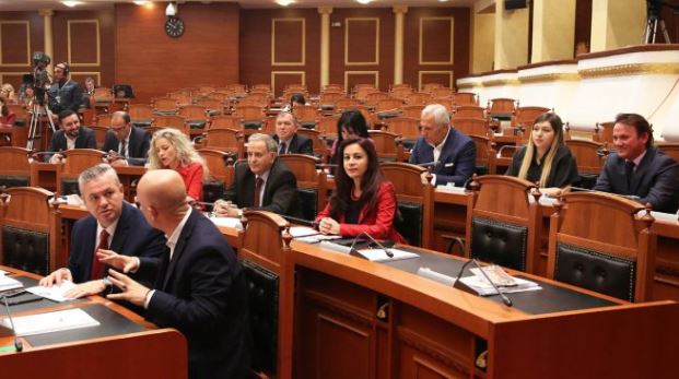 Krijoi partinë e re, plasin debatet mes deputetëve të rinj dhe Rudinës