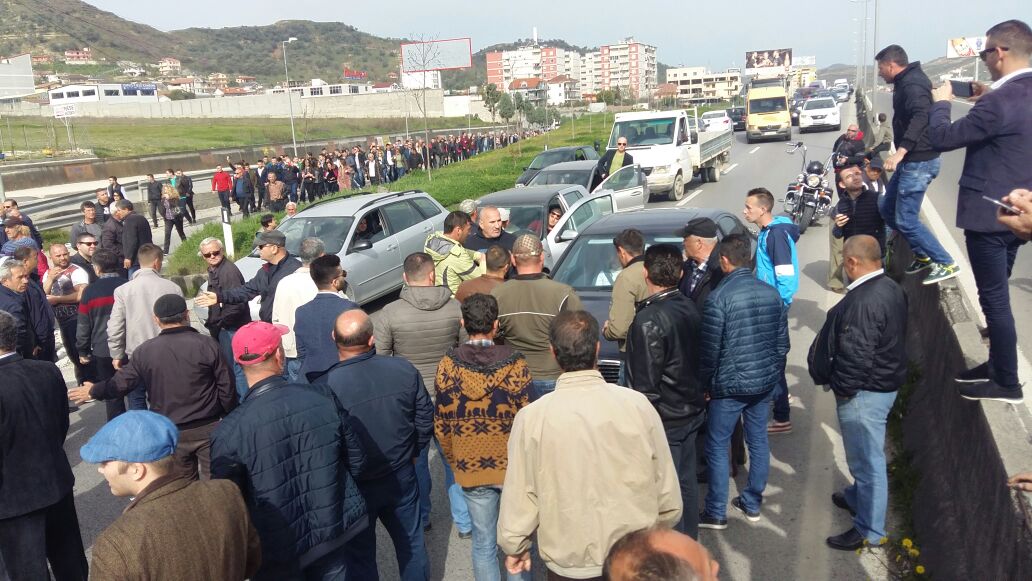 Protestuesit e opozitës bllokojnë autostradën Durrës – Kavajë