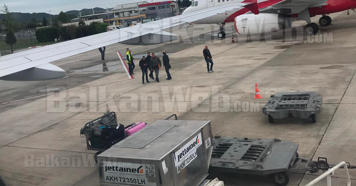 FOTO/ Publikohen pamjet nga avioni, grabitësit me armë, jelek të zi dhe..