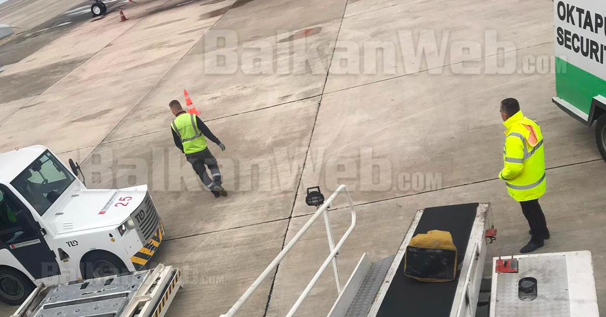 FOTO/ Publikohen pamjet nga avioni, grabitësit me armë, jelek të zi dhe..