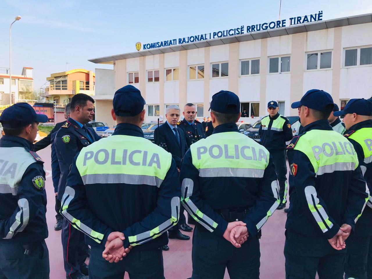 Ndaluan grabitësin në rrugë, Lleshaj shpërblen 3 policët e Rrugores