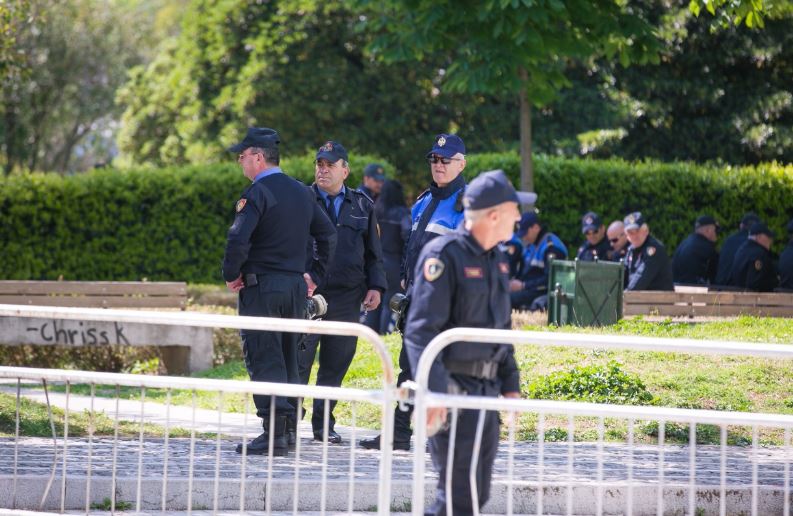 FOTO/Parlamenti rrethohet nga policët, PD: Ministri i gazit lotsjellës raporton në klimë ilegaliteti