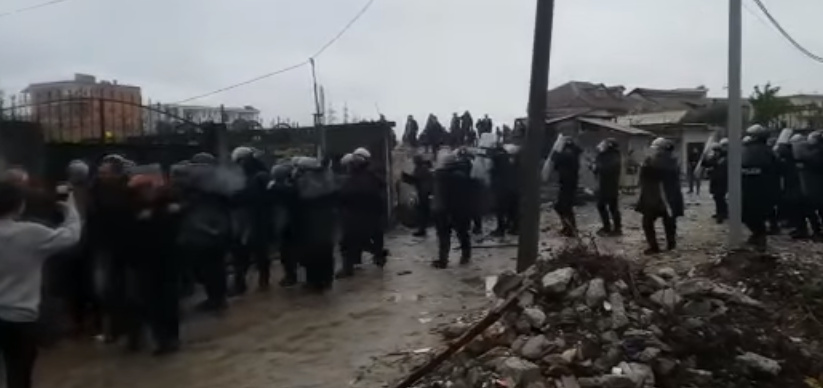 VIDEO/Policia terror që herët në mëngjes te Bregu i Lumit, arrestohen banorët, nisin shembjet