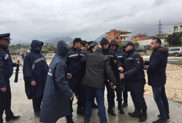 FOTO/Tensione te Bregu i Lumit, policia nuk lejon ish-deputetët të shkojnë pranë banorëve