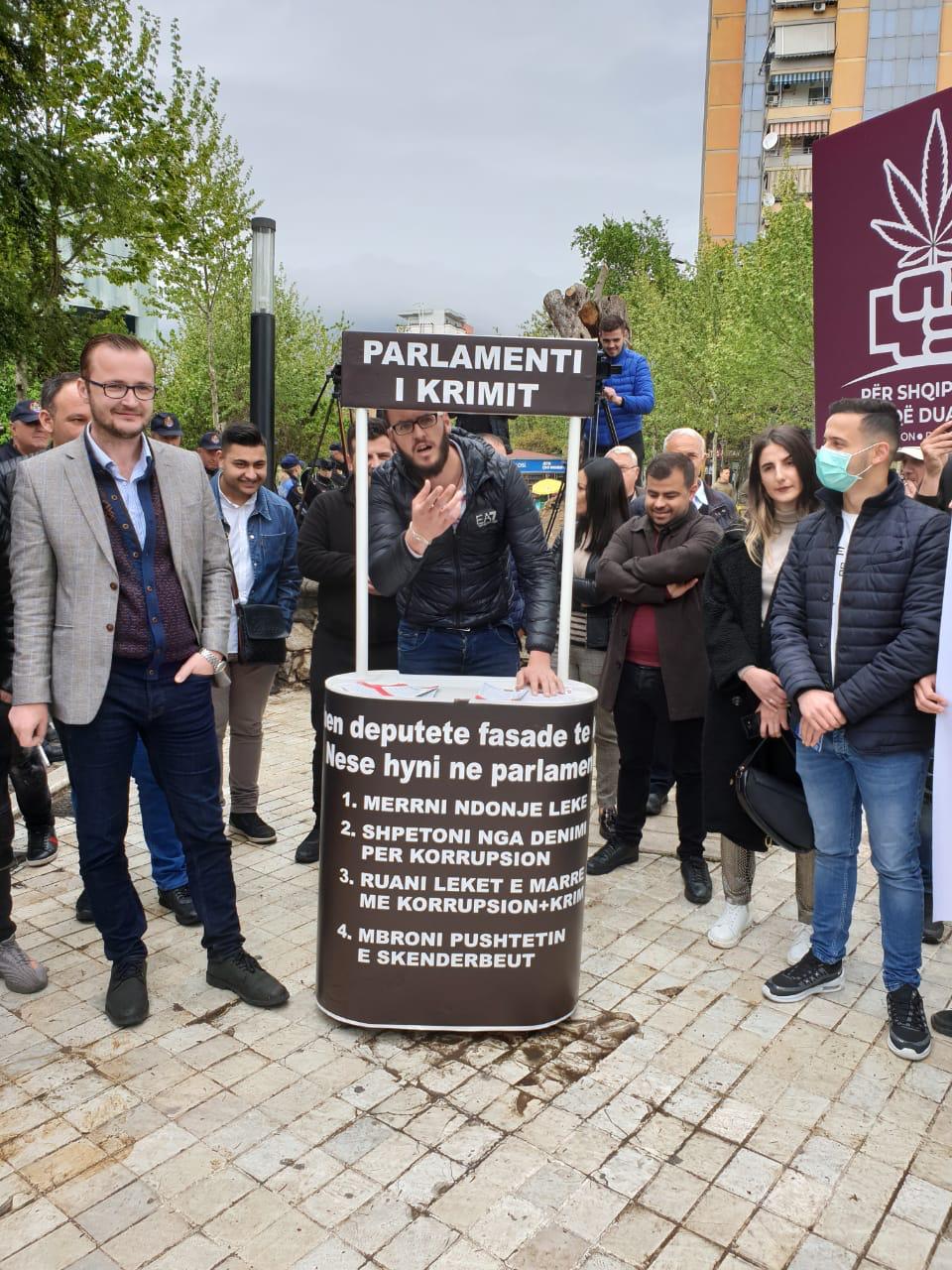 “Të pabrekë ju gjeti dreka, milionerë ju gjeti darka”