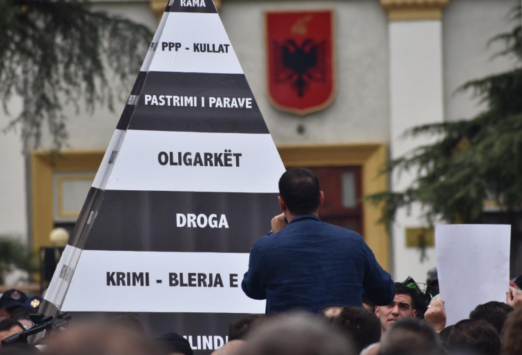VIDEO/Protesta e opozitës te Kryeministria,  digjet “piramida e krimit”
