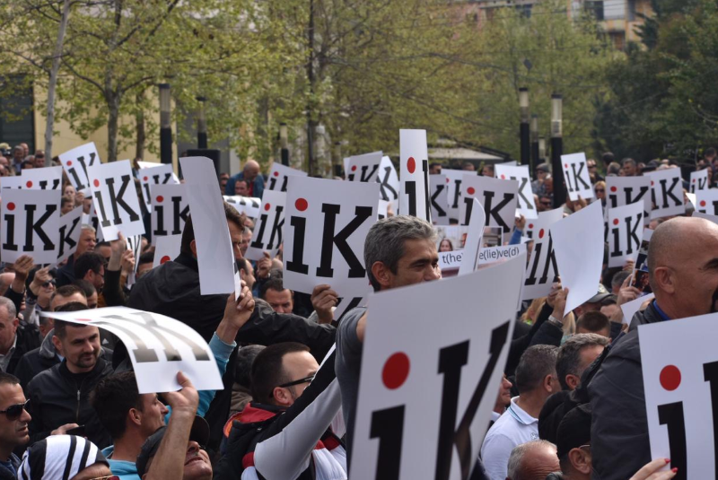 FOTO/Të rinjtë mbushin sheshin me pankarta, risia e tyre këtë protestë