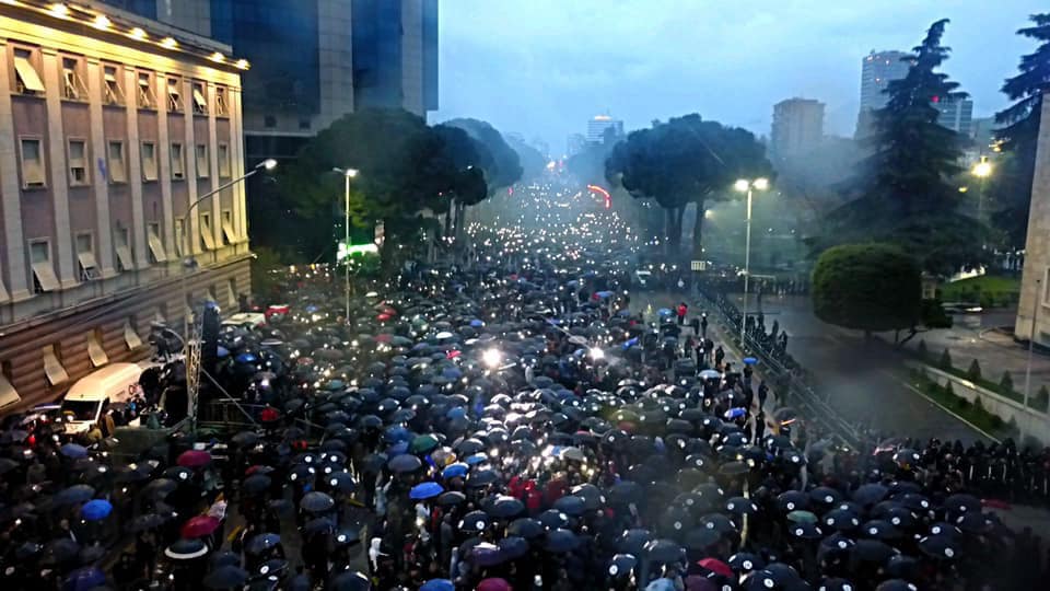 4 orë protestë nga dhjetra mijëra qytetarë, Basha kërkon qeveri tranzitore