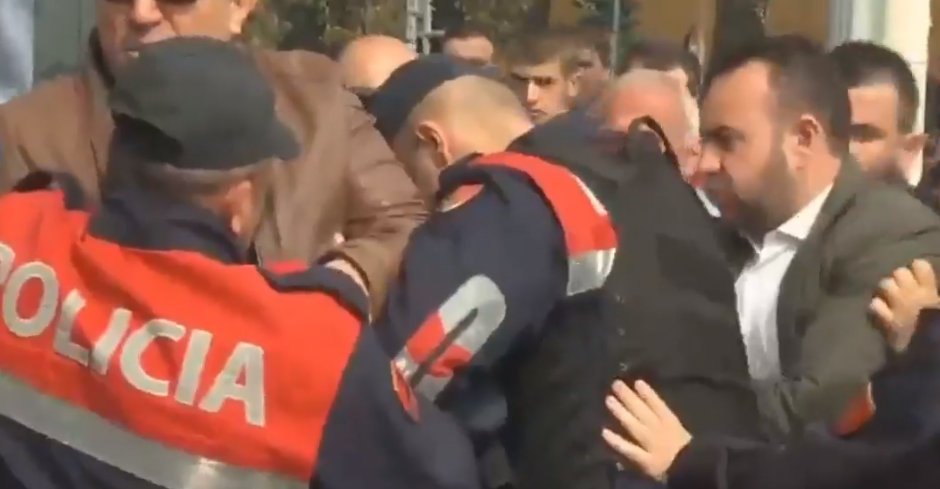 VIDEO/Protestë para Parlamentit, policia përplaset me banorët e Astirit