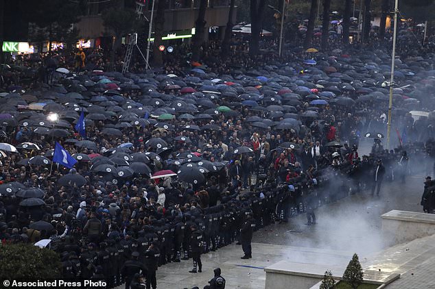 “Daily mail” pasqyroi hap pas hapi protestën masive të opozitës