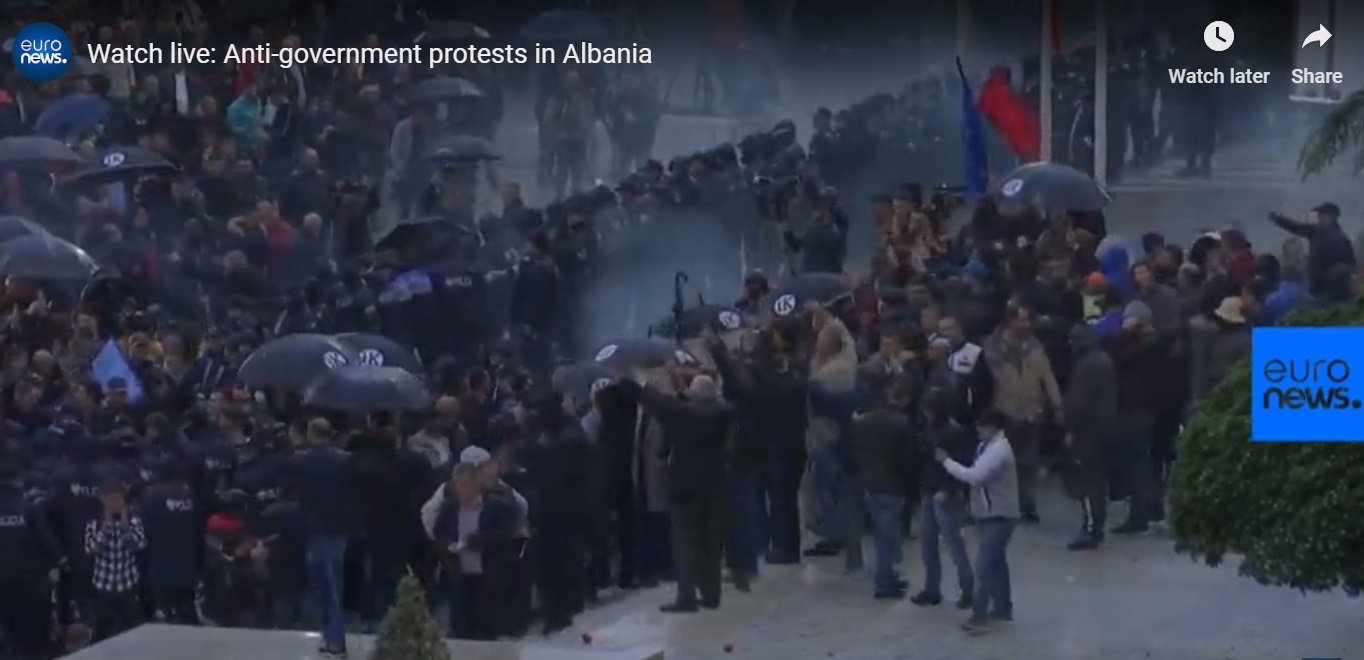 VIDEO/ Çahet kordoni i policisë, qytetarët “pushtojnë” kryeministrinë