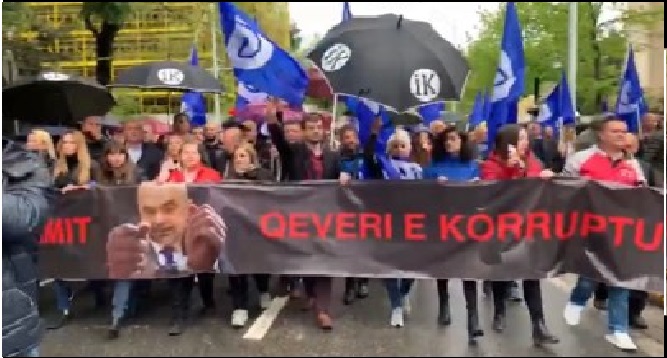 VIDEO/ “Qeveri e korruptuar”, vazhdon marshimi i qytetarëve drejt kryeministrisë