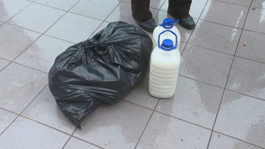 Fermerët e Lushnjes, me bidona qumështi në protestë