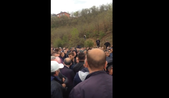 VIDEO/Banorët e Kukësit e presin me protesta në rrugë, Rama shkon me helikopter për t’i shmangur