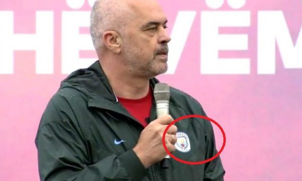 Shpresë për tifozët e Liverpulit, “tersi” Rama shfaqet me xhupin e Mançester Sitit