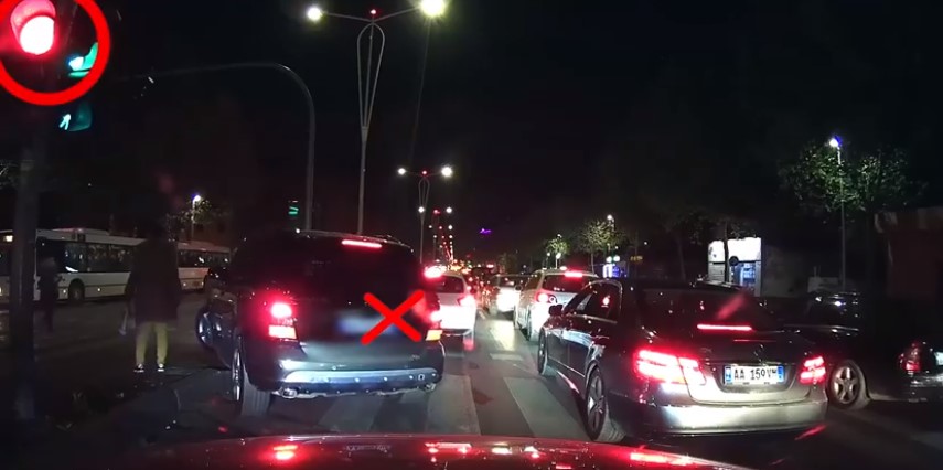 VIDEO/ Panoramë e rrezikshme! Shikoni çfarë bën ky shofer i çmendur në Tiranë