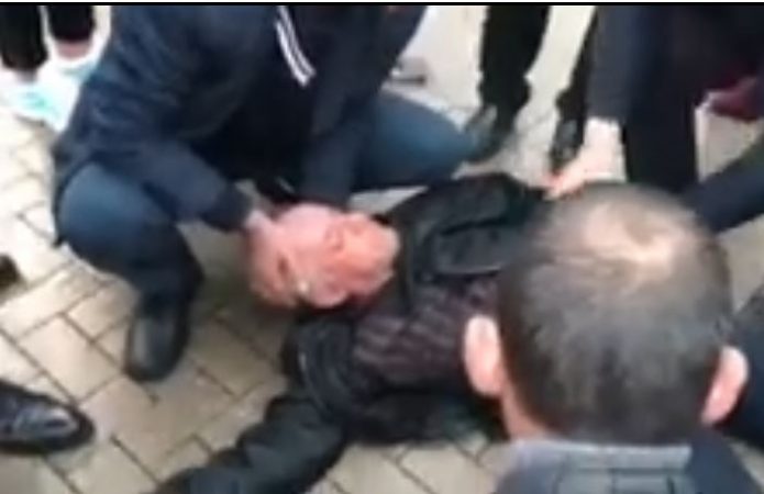 VIDEO/ “Autoambulanca godet një prej protestuesve”