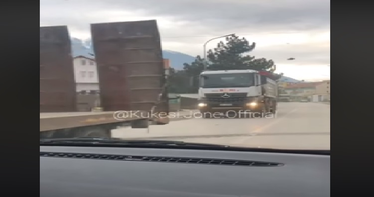 VIDEO/ Pas Ramës me helikopter, largohen dhe kamionët që do ‘ndërtonin’ aeroportin e Kukësit