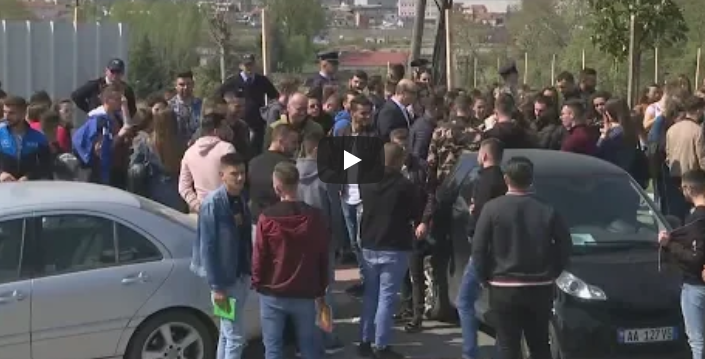 Studentë e UBT-së dalin në protestë: Po ndërtojnë te fidanishtja jonë