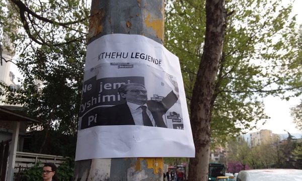 FOTO/Parullat për ish-kryeministrin: ‘Kthehu Legjendë, O Sali o Hero gjithë Shqipëria ty të do’