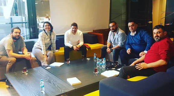 FOTO/Do të shfaqë filmin jashtë Shqipërisë, komentuesit-Ermalit: Boll u ngope me lekë…