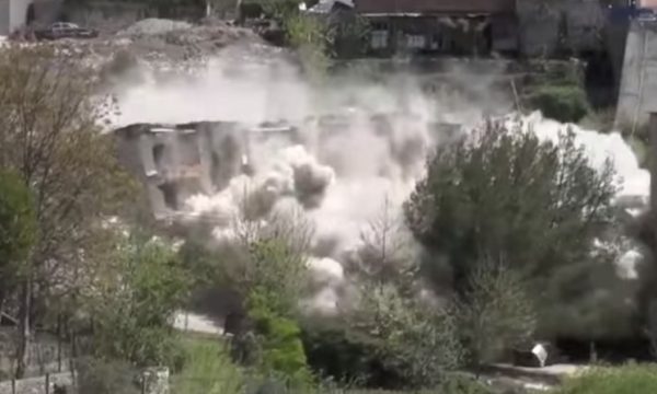 Shpërthimi i komanduar i pallatit në Poliçan dëmton rëndë banesat e qytetarëve përreth