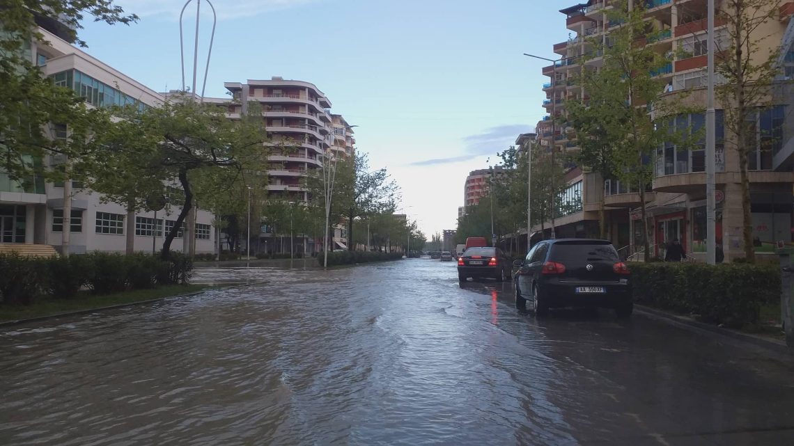 VIDEO/ Vlora zhytet në ujë pas një rrebeshi shiu