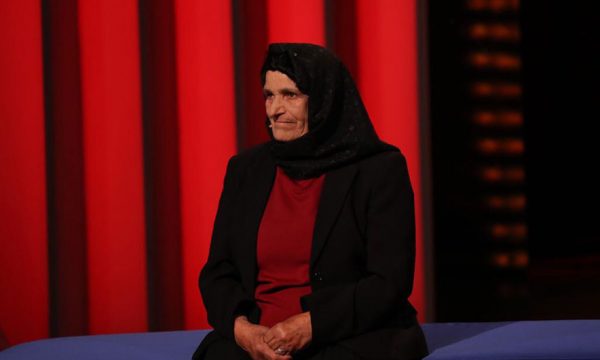 Në varfëri ekstreme, vjehrra surprizon nusen që lufton çdo ditë me sindromën Down të djalit të saj