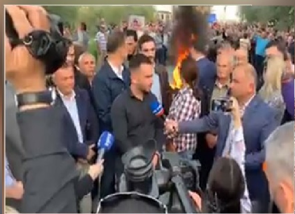 Fermerët ‘ndezin’ rrugët në Elbasan: “Të ikë Rama nga Shqipëria, jo fëmijët tanë”