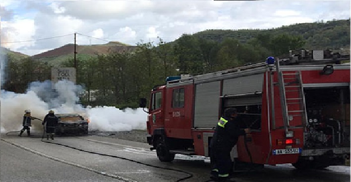 Shkrumbohet automjeti në Elbasan, mori flakë ndërsa ishte në lëvizje