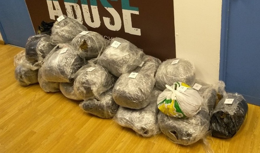 Tre shqiptarë arrestohen në Athinë me 155 kg drogë e mijëra euro