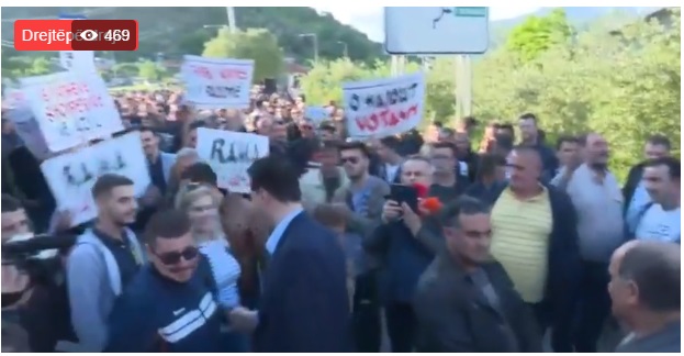 VIDEO – LIVE/ Qytetarët bllokojnë të gjitha akset e vendit, Basha në Elbasan