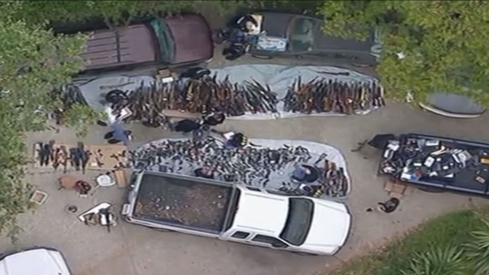 FOTO/I kishte fshehur prej kohësh, kapet me mbi 1000 armë në shtëpi, pranë lagjes VIP