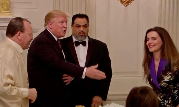 VIDEO/Trump ulet pranë ambasadores shqiptare, ja për çfarë diskutuan