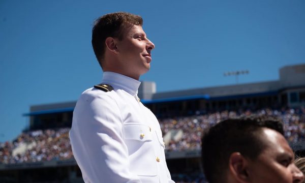 DETAJE/Suksesi i shqiptarit në Amerikë, i dyti që diplomohet në Akademinë e Marinës