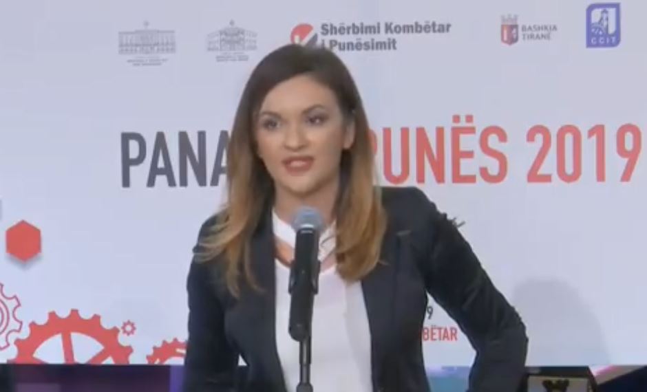 VIDEO/Zv.Ministrja tenton të japë këshillë, përfundon duke ngatërruar shprehjet