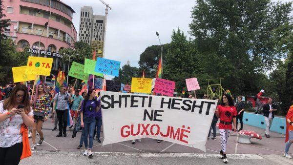FOTO/Ngjyra dhe përqafime, zhvillohet parada e LGBT në kryeqytet: Shteti hesht, ne guxojmë