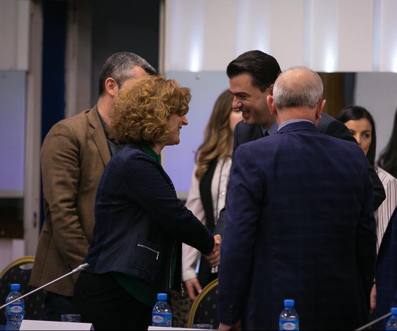 Takimi me pedagogët, gruaja e Olldashit shtrëngon duart me Bashën