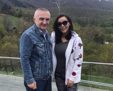 Takimi në Prevallë, këngëtarja e njohur qëndron pranë presidentit Ilir Meta