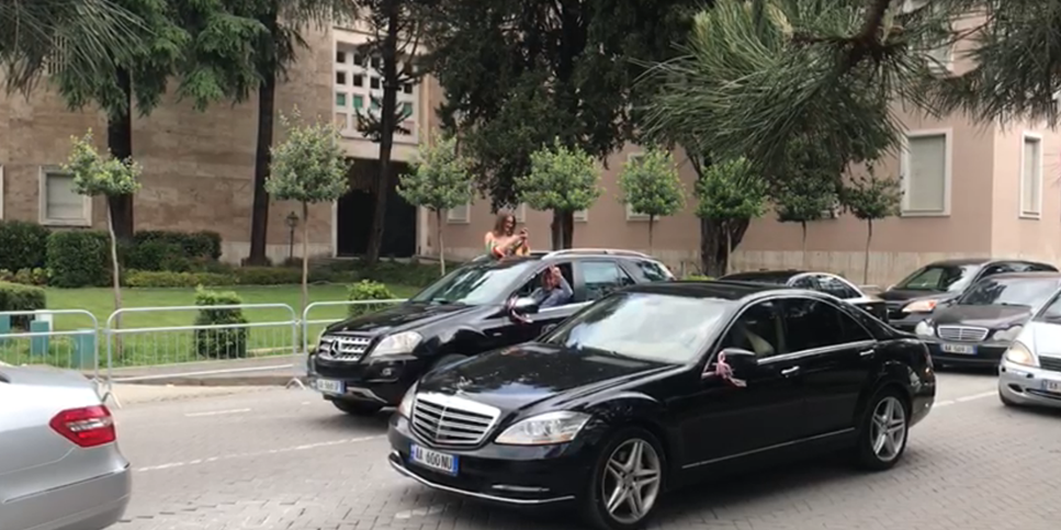 VIDEO/ “Sa të shkojmë e të marrim nusen!”, dasmori mendjen tek protesta e PD